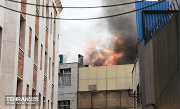 آتش‌سوزی انبار چسب در بازار تهران 48