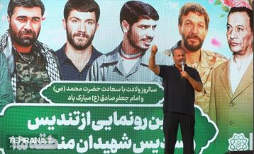 رونمایی از مجسمه های 6 شهید در منطقه 15 20