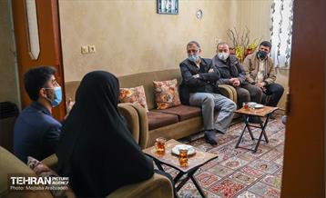 حضور شهردار تهران در منزل شهید ارشد محمودی 8
