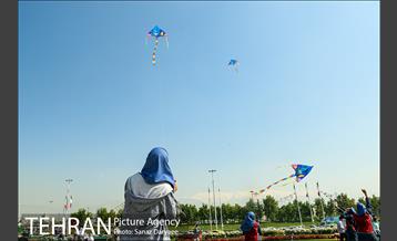 همایش زنگ تحرک و جشنواره بادبادک ها در میدان آزادی 37
