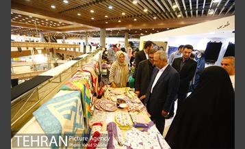 بازدید معاون اقتصادی رئیس جمهور از نمایشگاه زنان و تولید ملی 24