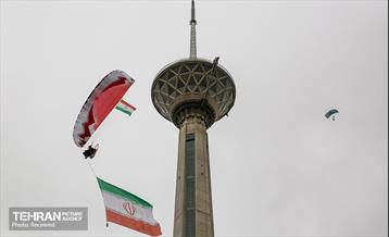 پرش چتربازان به مناسبت روز جمهوری اسلامی 12