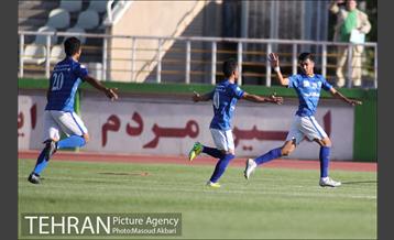 دیدار تیم های فوتبال سایپا و صنعت نفت آبادان