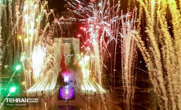 نورافشانی میدان آزادی در حمایت از تیم ملی 12