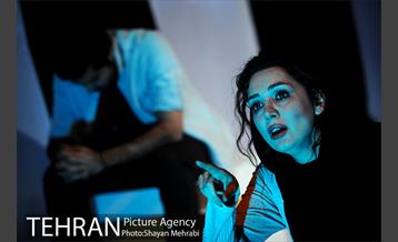 نمایش "او فقط خسته بود" 12