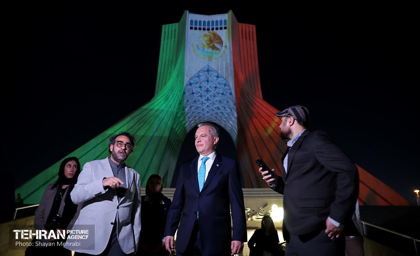 اکران ویدئو مپینگ روز ملی مکزیک 19