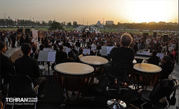 اجرای ارکستر سمفونیک تهران در میدان آزادی 22