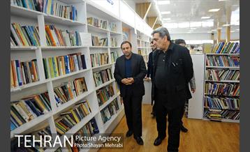 کتابگردی پیروز حناچی سرپرست شهرداری تهران در روز کتاب 15