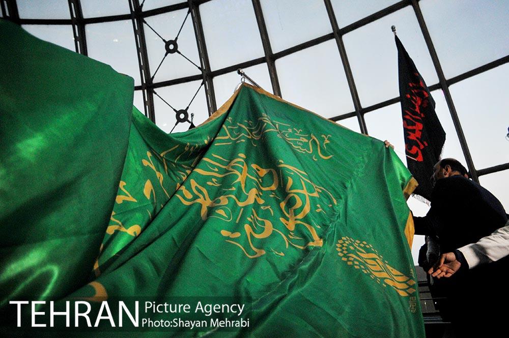 اهتزاز پرچم حرم حضرت معصومه (س) در برج میلاد 1