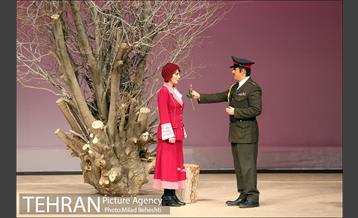 نمایش تیاتر سعدی، تابستان سی و دو 18