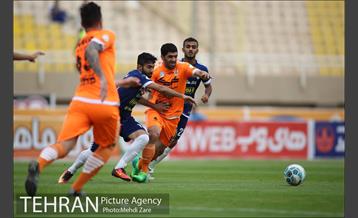 دیدار تیم های فوتبال استقلال خوزستان و سایپا تهران