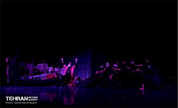 نمایش «سیب، فانوس، کشتی» 15