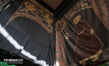 پارچه‌های عزای امام حسین (ع) با قدمت ۱۰۰ ساله که بر دیوار‌های حسینیه نقش بسته است
