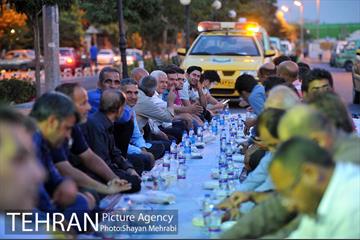 افطاری ساده در پایانه تاکسیرانی صادقیه 9