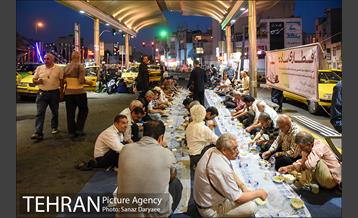 مراسم افطاری ساده در پایانه های تاکسیرانی شهر تهران 13