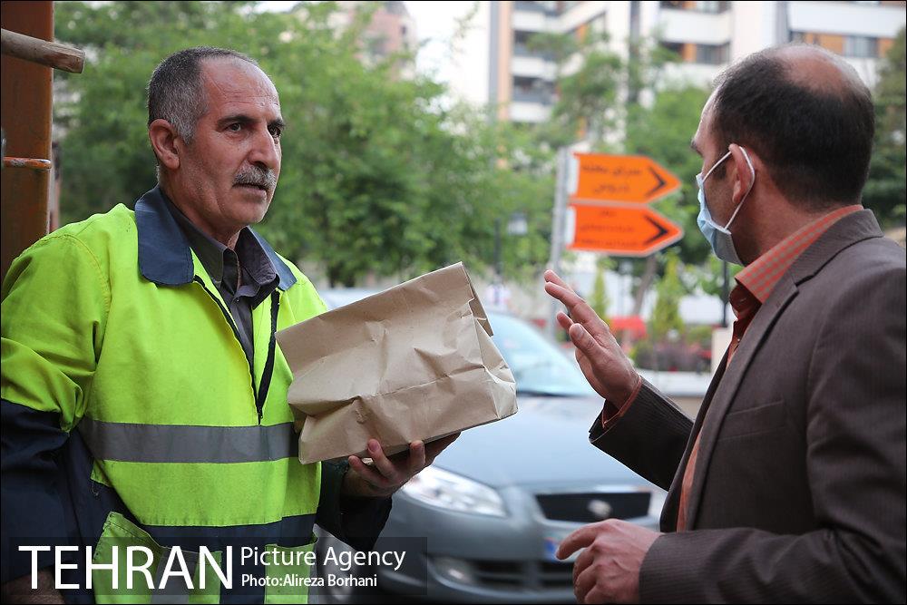 توزیع افطار بین پاکبان های شهر تهران 6