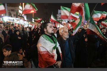 تجمع شب سی‌وچهارم در میدان انقلاب 1