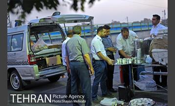 افطاری ساده در پایانه تاکسیرانی صادقیه 5