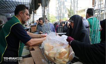 خدمت‌رسانی مواکب منطقه10 به نمازگزاران عید سعید فطر 22