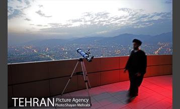 استهلال هلال ماه شوال از فراز برج میلاد تهران 41