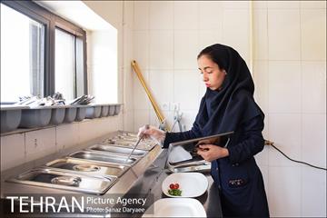 رستوران پردیس قلهک با پرسنل ناشنوا  11
