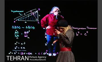 نمایش ماجرای عجیب سگی در شب 14