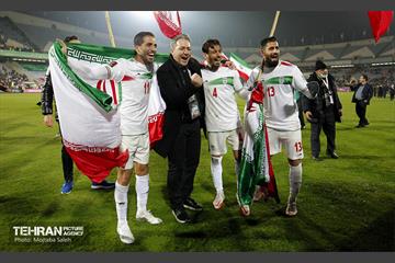 جشن و شادی بازیکنان و کادر فنی تیم ملی ایران پس از صعود به جام جهانی 2022