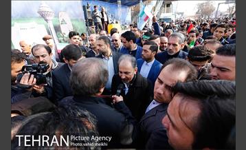 حضور شهردار تهران در راهپیمایی با مترو 17