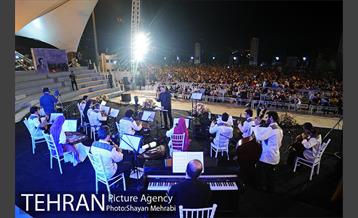 اجرای خیابانی محمد معتمدی و ارکستر سازهای ملی ایران در بوستان آب و آتش 20