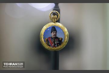 ساعت جیبی دو در طلا، کوکی، زنگ زن متعلق به قرن 19 میلادی که به میرزا محسن خان از رجال معروف دوره ناصرالدین شاه تعلق داشته است
