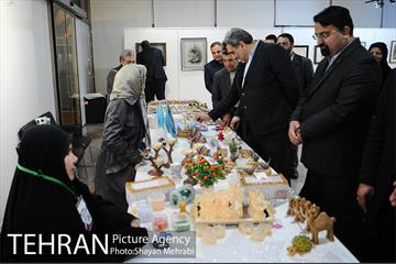بازدید شهردار تهران از نمایشگاه دستاوردهاى هنرى زنان هنرمند داراى معلولیت 14