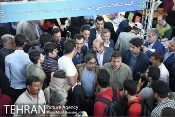 بازدید شهردار تهران از نمایشگاه کتاب در مجموعه شهر آفتاب 8