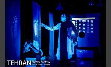 نمایش او فقط خسته بود‎ 14