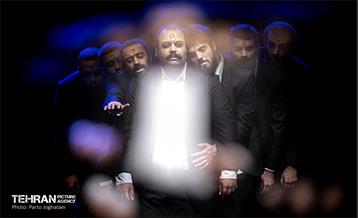 نمایش «تن‌ها» 17