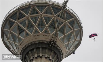 پرش چتربازان به مناسبت روز جمهوری اسلامی 21