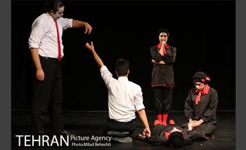 نمایش ماجرای عجیب سگی در شب‎ 9