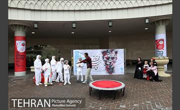 اجرای تئاتر خیابانی در میدانگاه ولی عصر (عج) 10