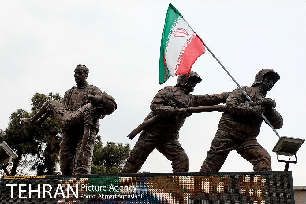 ادای احترام تهرانی ها به شهدای آتش نشان پلاسکو 14