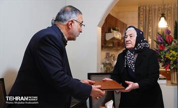 دیدار شهردار تهران با خانواده شهید زوریک مرادیان 17