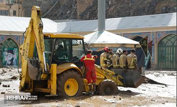 تلاش نیروهای امدادی شهرداری تهران برای تخلیه مناطق سیل زده کن