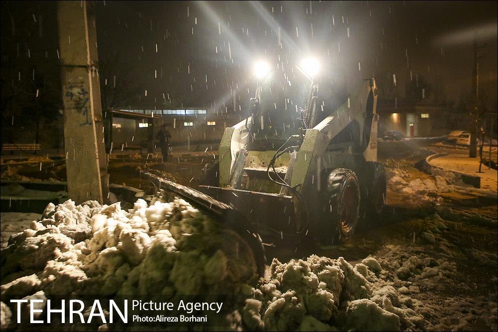حضور نیروهاى پسماند در نخستین بارش هاى برف تهران 14