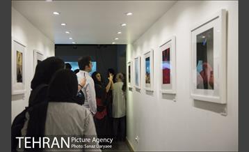 نمایش آثار مسابقه قایم باشک‎ 2