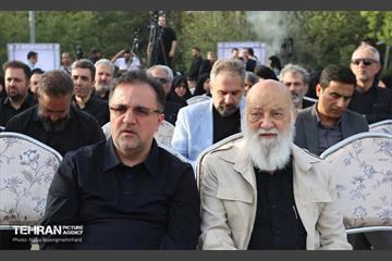 اهتزاز پرچم عزای حسینی بر فراز برج پرچم ایران 37