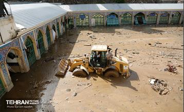 تلاش نیروهای امدادی شهرداری تهران برای تخلیه مناطق سیل زده کن