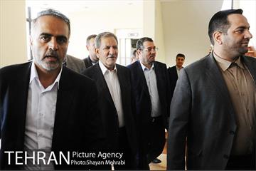 بازدید معاون اول رئیس جمهور به همراه شهردار تهران از کارخانه واگن‌سازی تهران 47