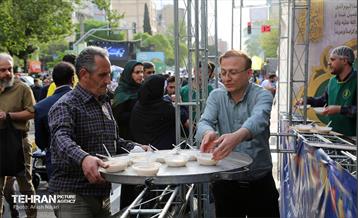 خدمت‌رسانی مواکب منطقه10 به نمازگزاران عید سعید فطر 8