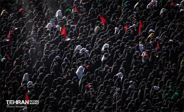 مراسم اقامه نماز بر پیکر آقای شهید ایران 5