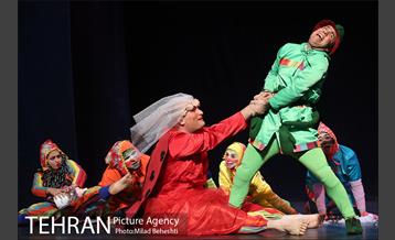 نمایش پاهای خانم هزارپا‎ 7