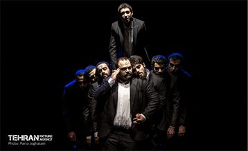 نمایش «تن‌ها» 18