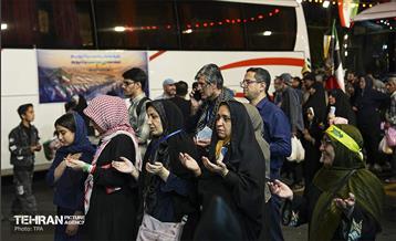 آیین بدرقه زائر اولی‌ها به‌ سوی عتبات عالیات در میدان انقلاب 33